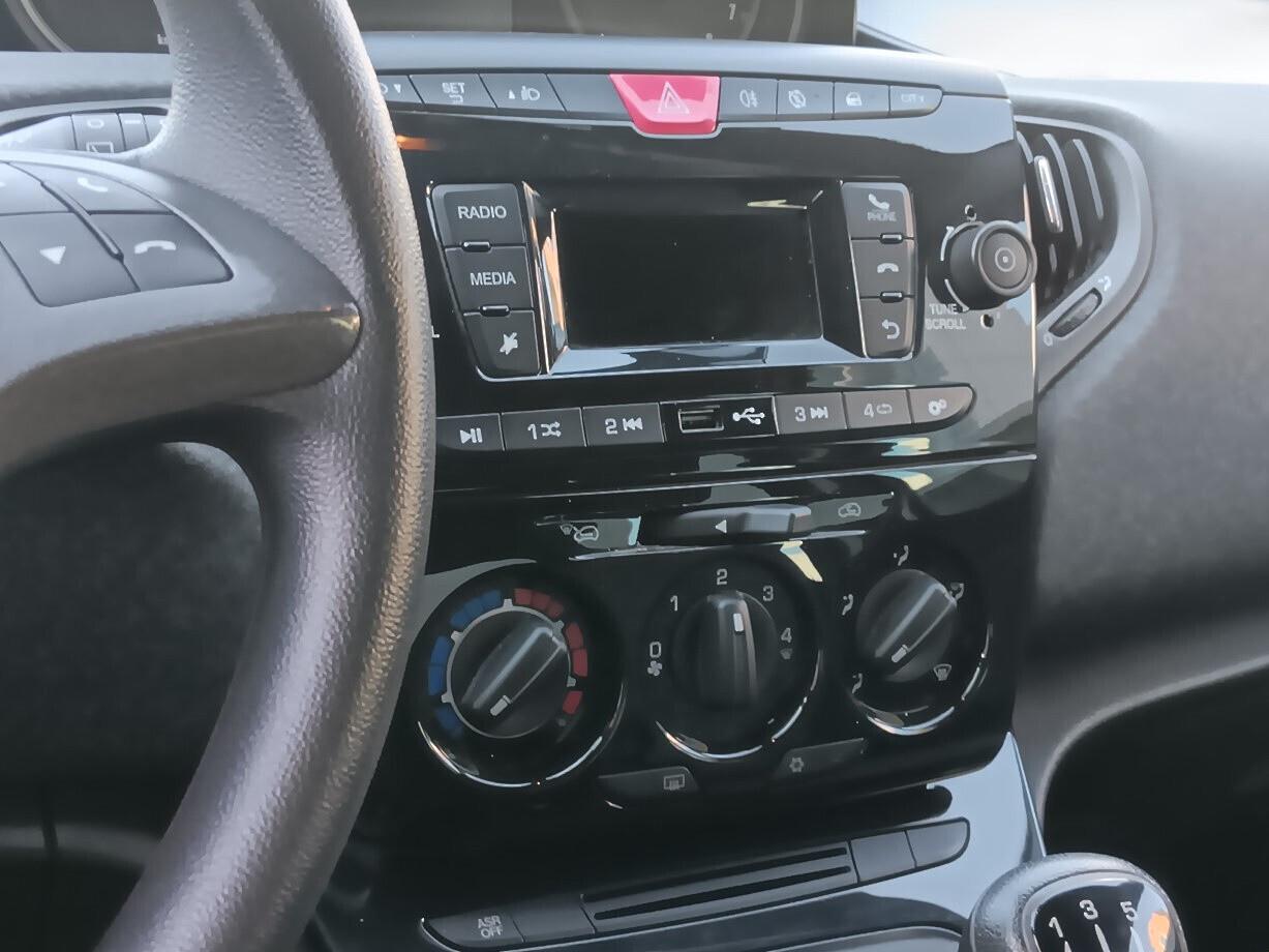 Lancia Ypsilon Hybrid Silver 1.0 (70 cv)