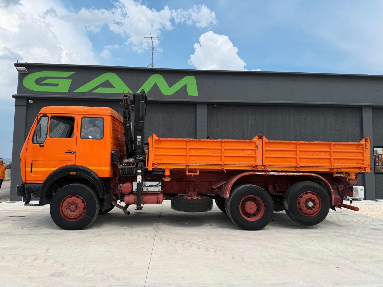 Mercedes Benz SK 1919 ribaltabile trilaterale con Gru HIAB Hidrocom 140