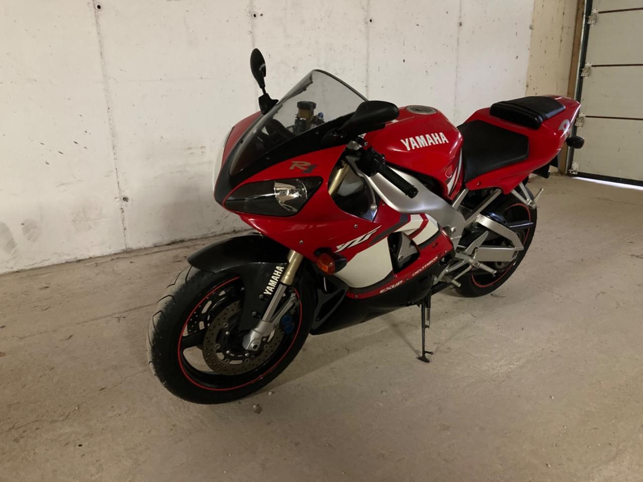 Vendo YAMAHA R1 da vetrina