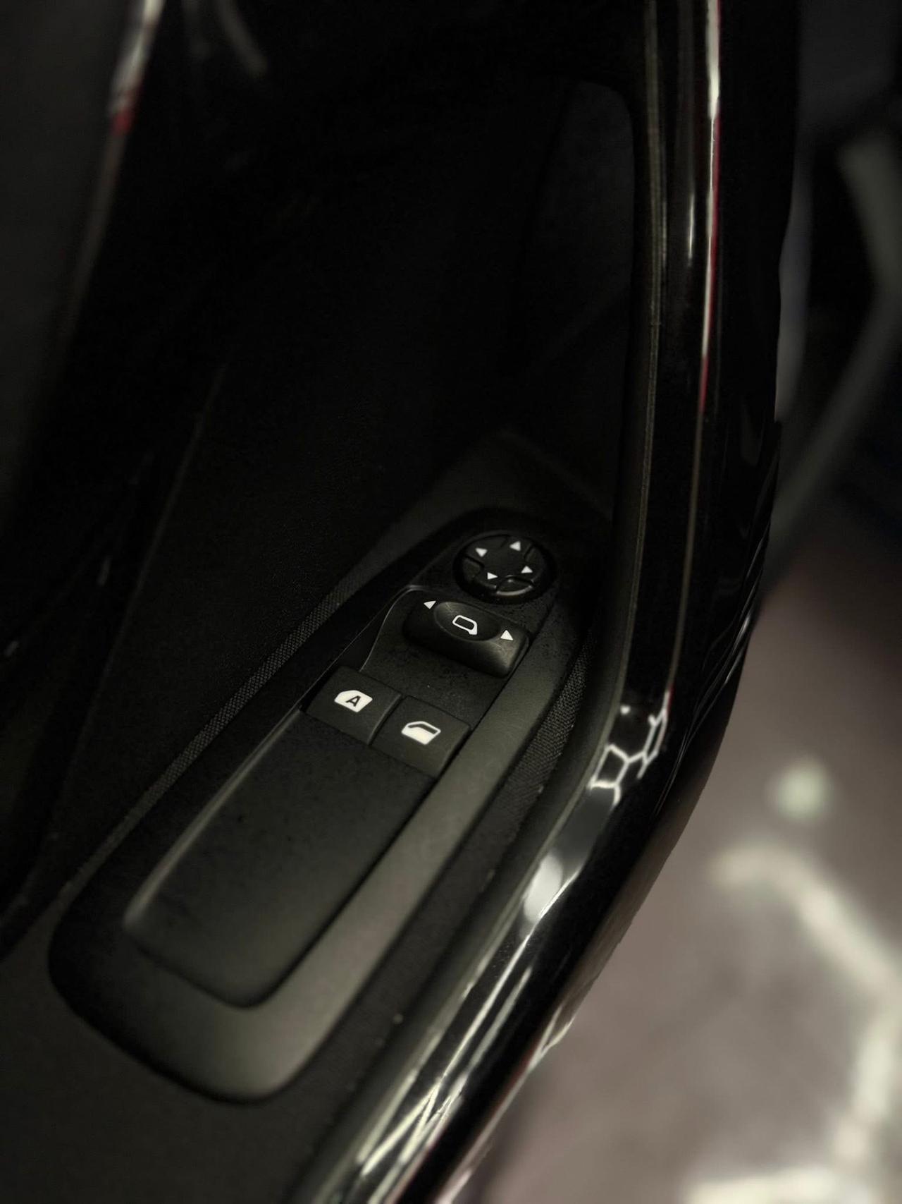 Peugeot 208 1.2 Benzina 82 cv 9556 KM UNICA