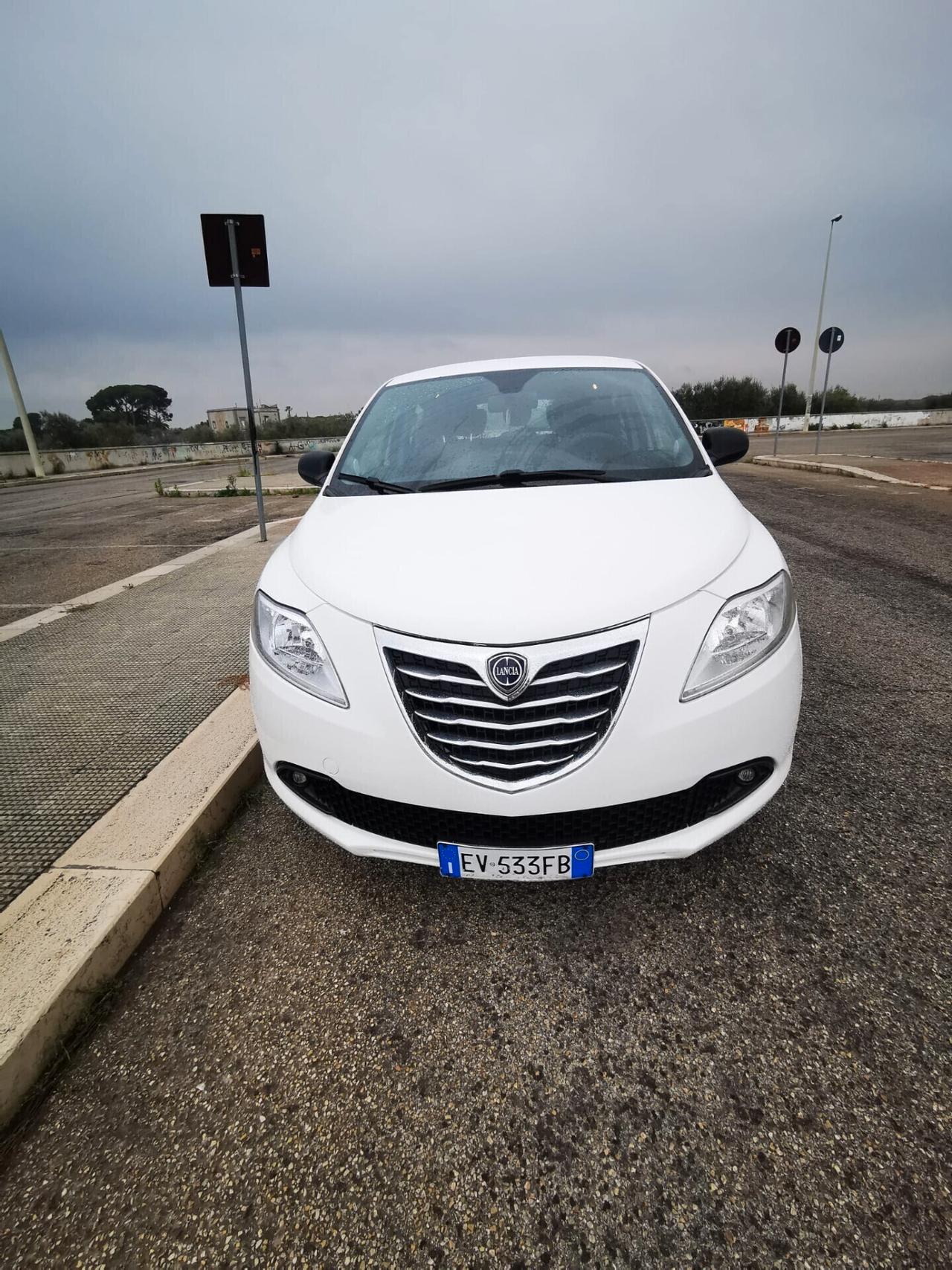 Lancia Ypsilon 1.2 69 CV 5P. GPL Silver 2014