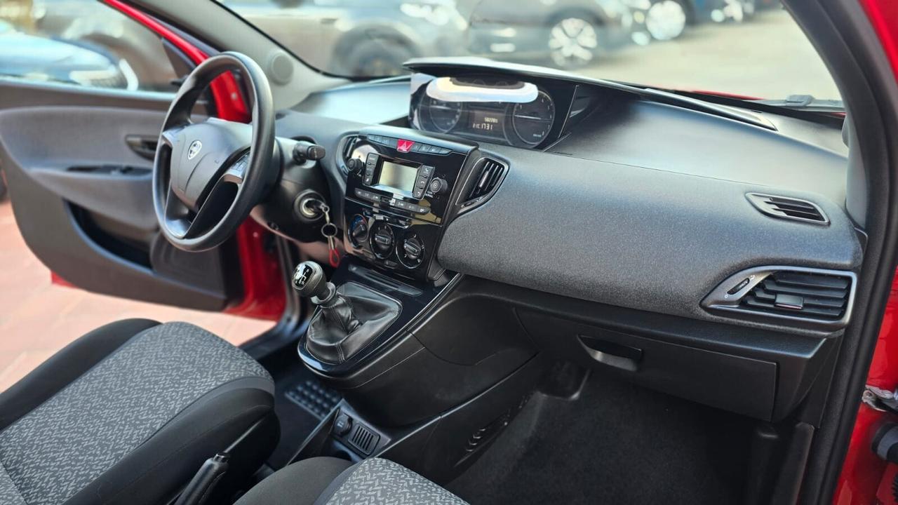 Lancia Ypsilon 1.0 FireFly 5 porte S&S Hybrid Ecochic Silver