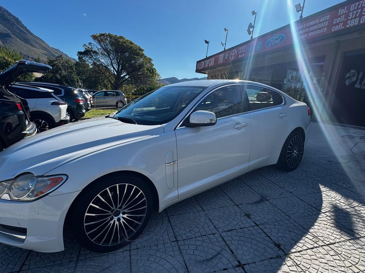 Jaguar XF 2.7D V6 Premium Luxury tagliandata e fatta distribuzione