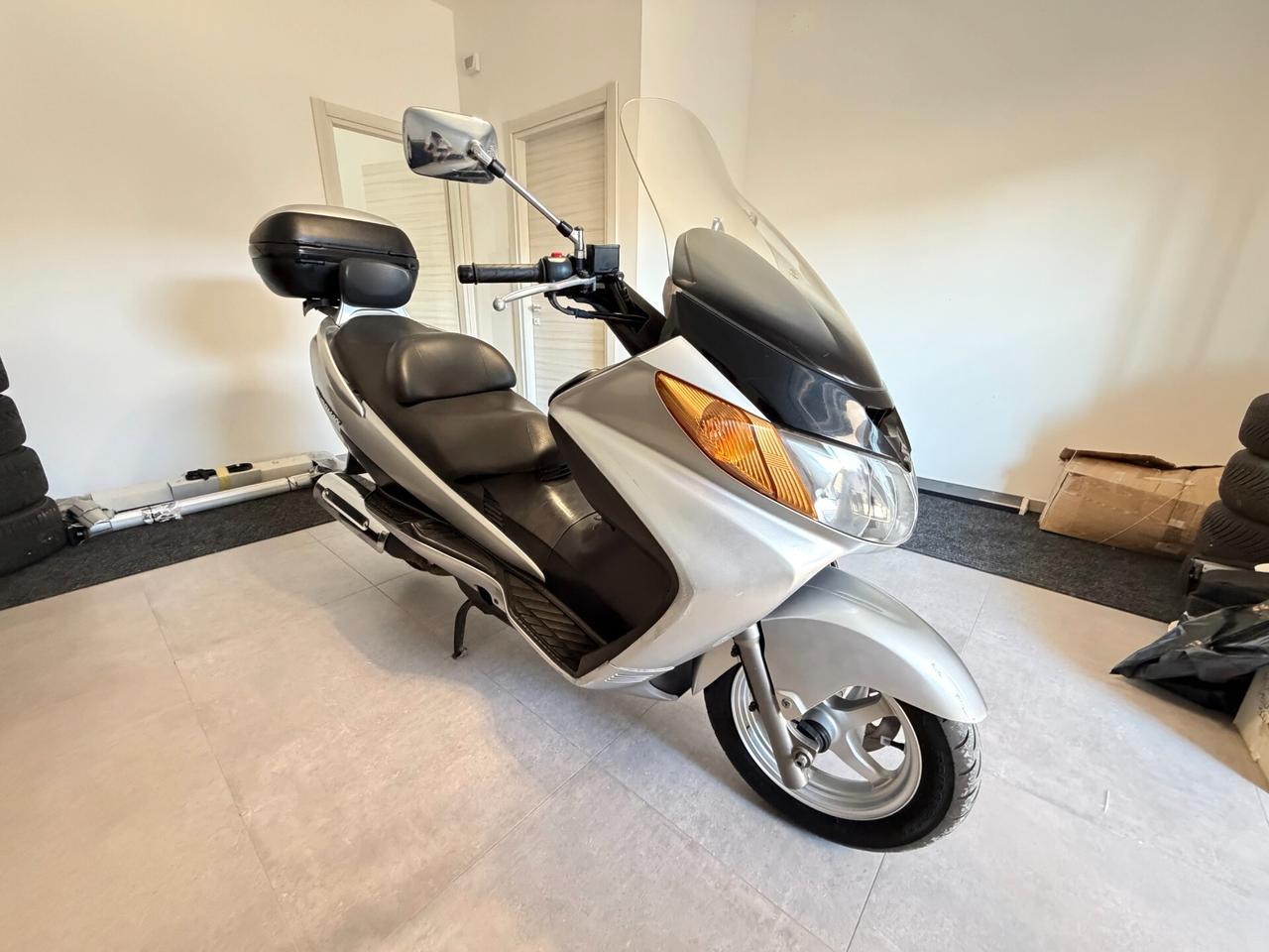 Suzuki Burgman 400 33.571 km bauletto pneumatici nuovi tagliando fatto