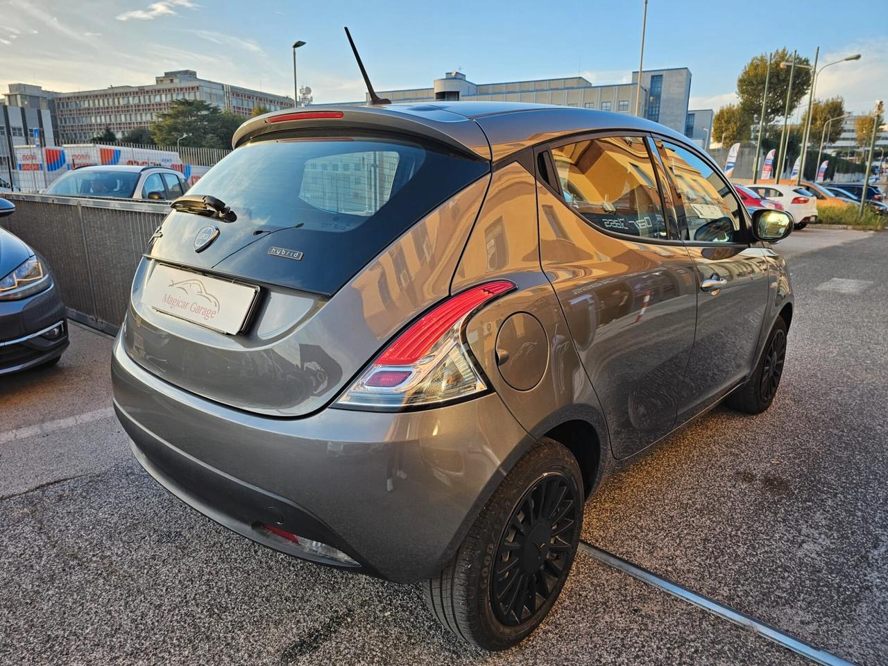 Lancia Ypsilon 1.0 FireFly 5 porte S&S Hybrid Silver