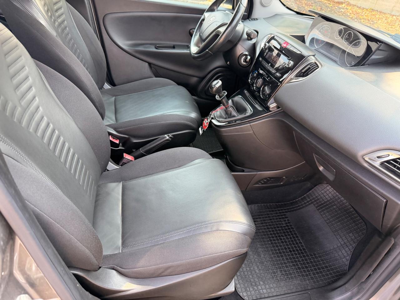 Lancia Ypsilon 1.2 69 CV 5 porte S&S Gold