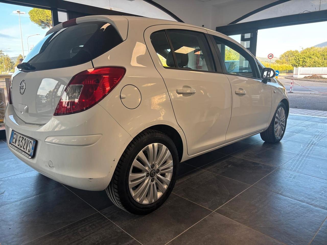 OPEL CORSA ANNO 2014BZ GPL ADATTA NEOPATENTATI KM 200 MILA