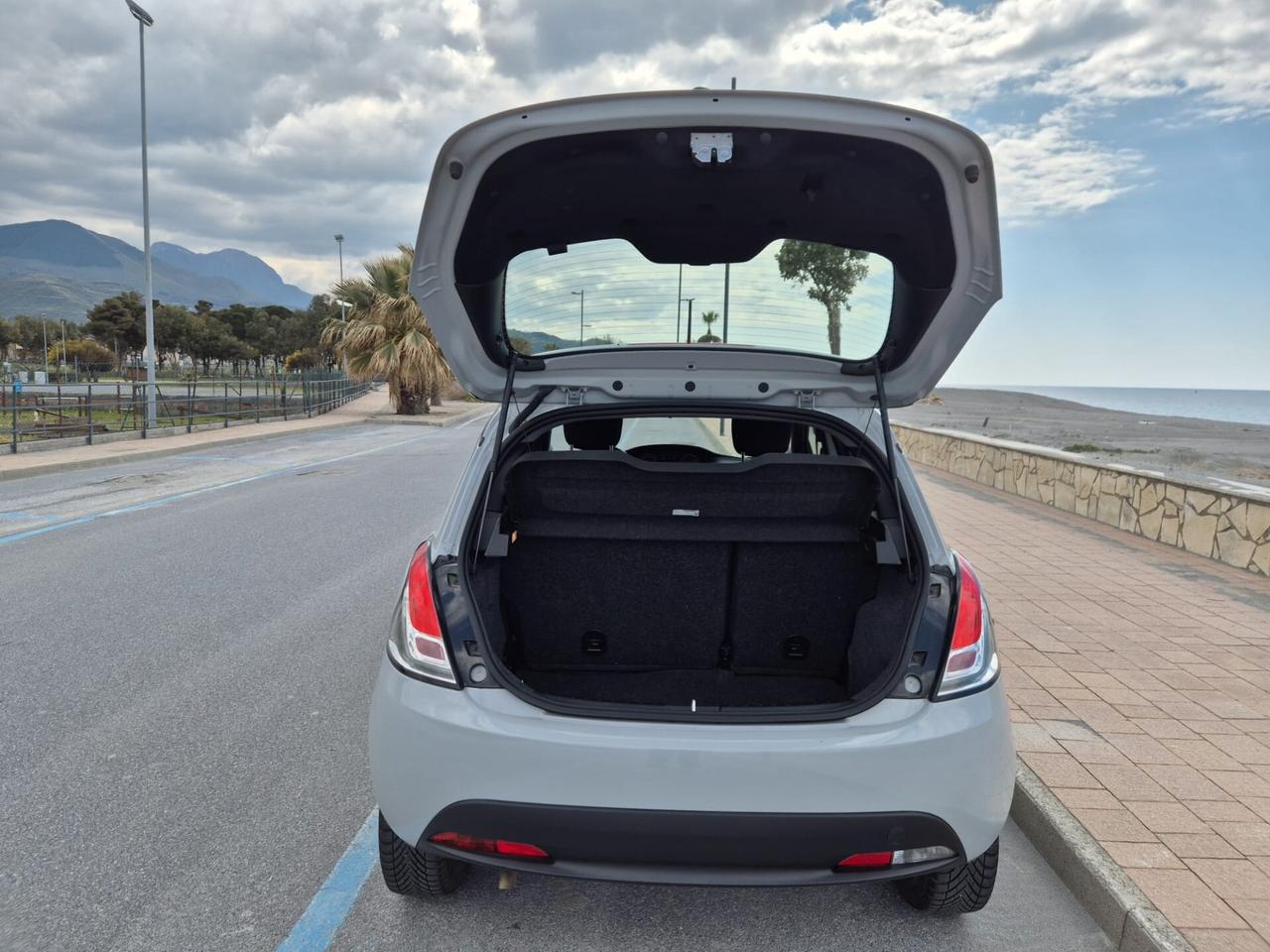 Lancia Ypsilon 1.0 FireFly 5 porte S&S Hybrid Ecochic Silver