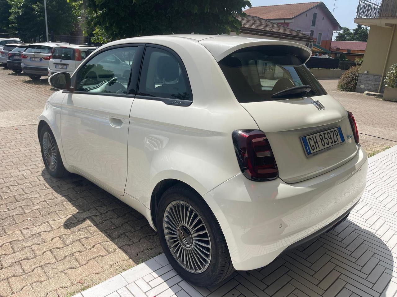 Fiat 500 500e Berlina 42 kWh La Prima