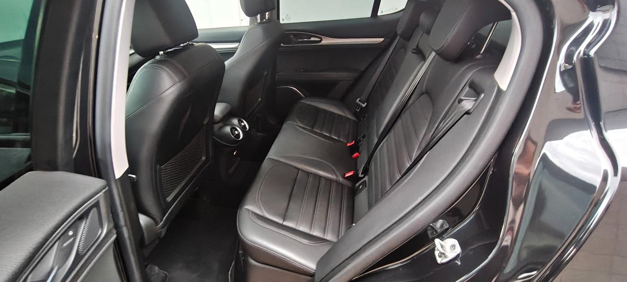 Alfa Romeo Stelvio Q4 Veloce total black