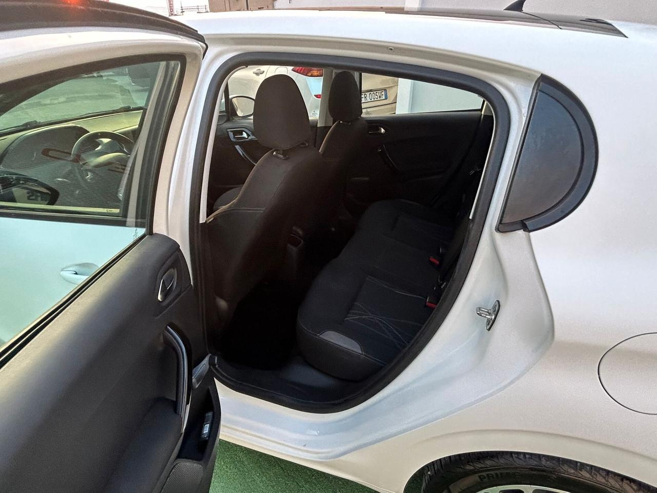 Peugeot 208 1.4 HDi 68 CV 5 porte Allure