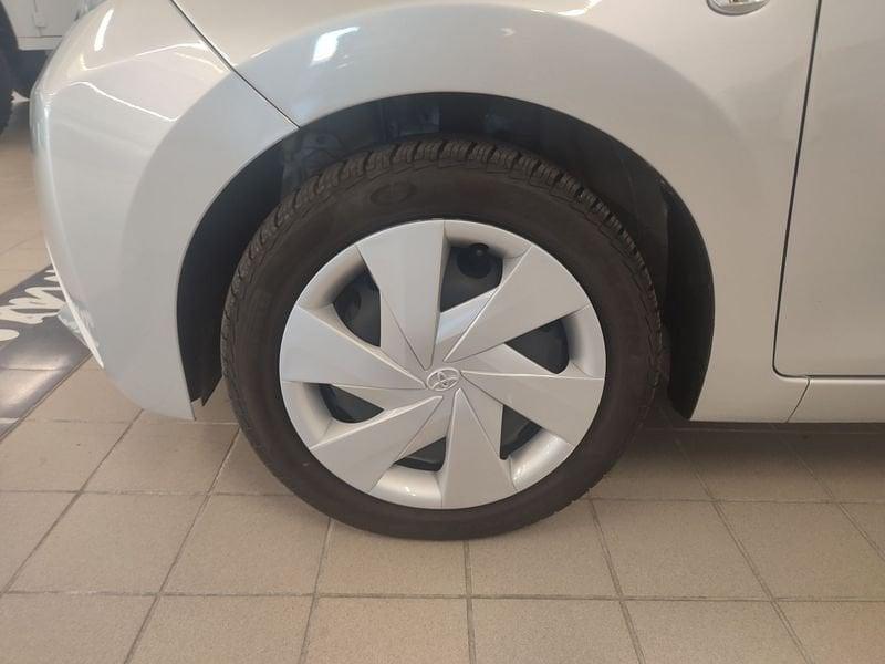 Toyota Aygo 1.0 VVT-i 69 CV 5 porte x-play