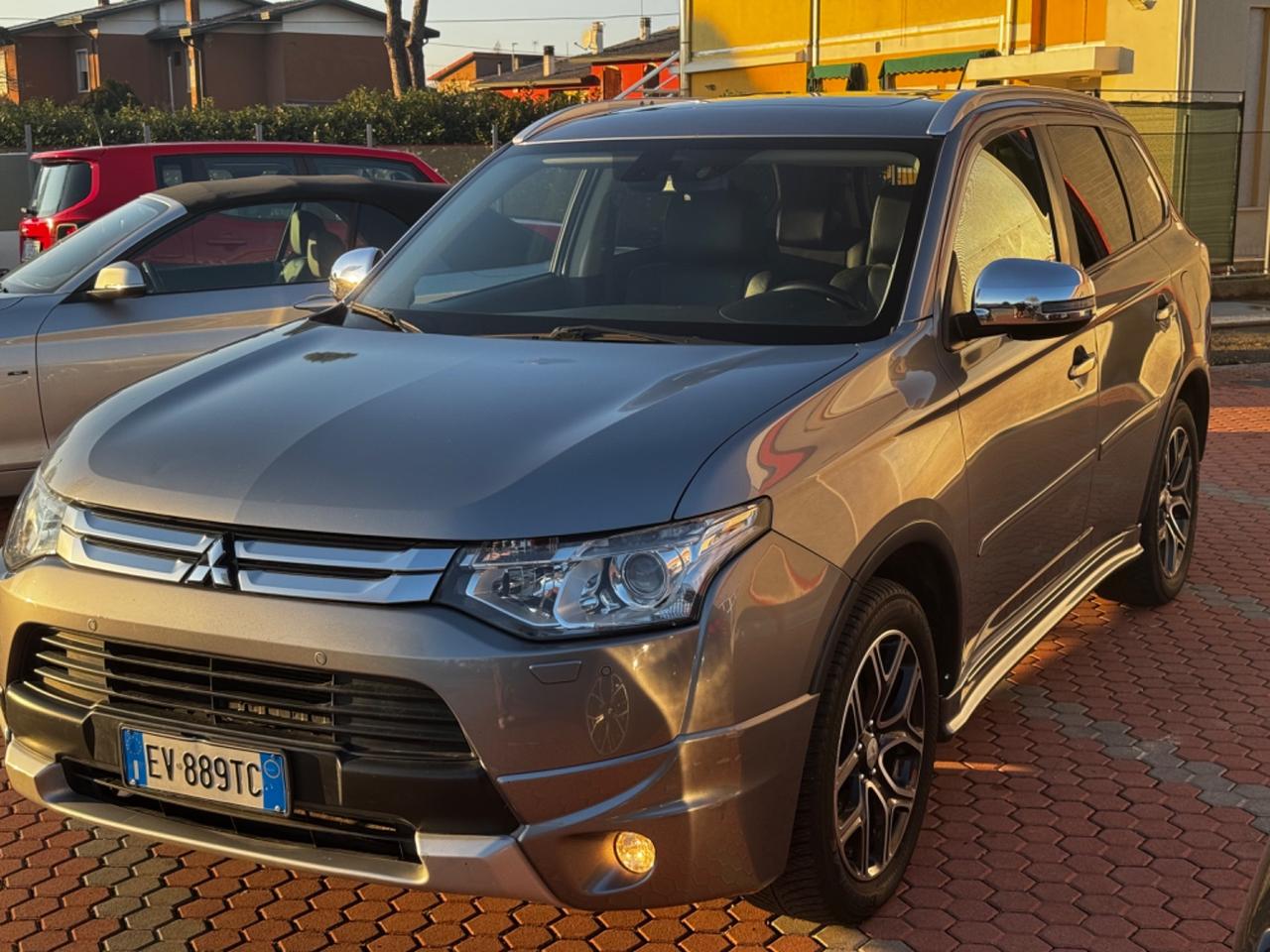 Mitsubishi Outlander 2.2 DI-D 4WD Instyle 7p. GANCIO TRAINO