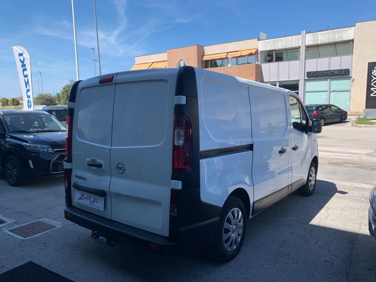 Opel Vivaro FURGONE L1H1 3 pt con Gancio Traino