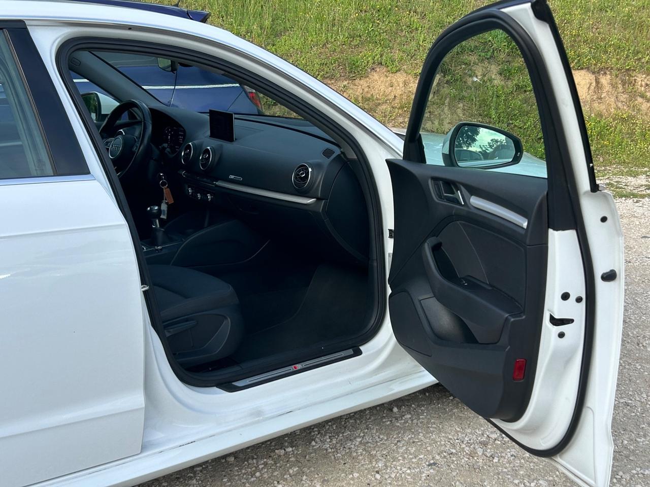 Audi A3 SPB 30 TDI Business Sline esterno neopatentati permute