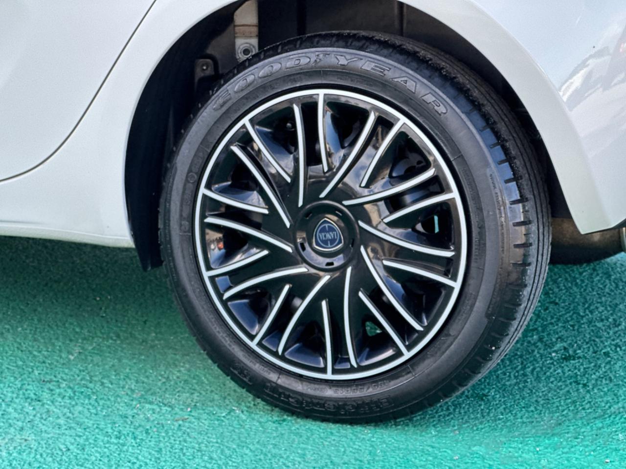 Lancia Ypsilon 1.3 MJT 95cv Silver 2012