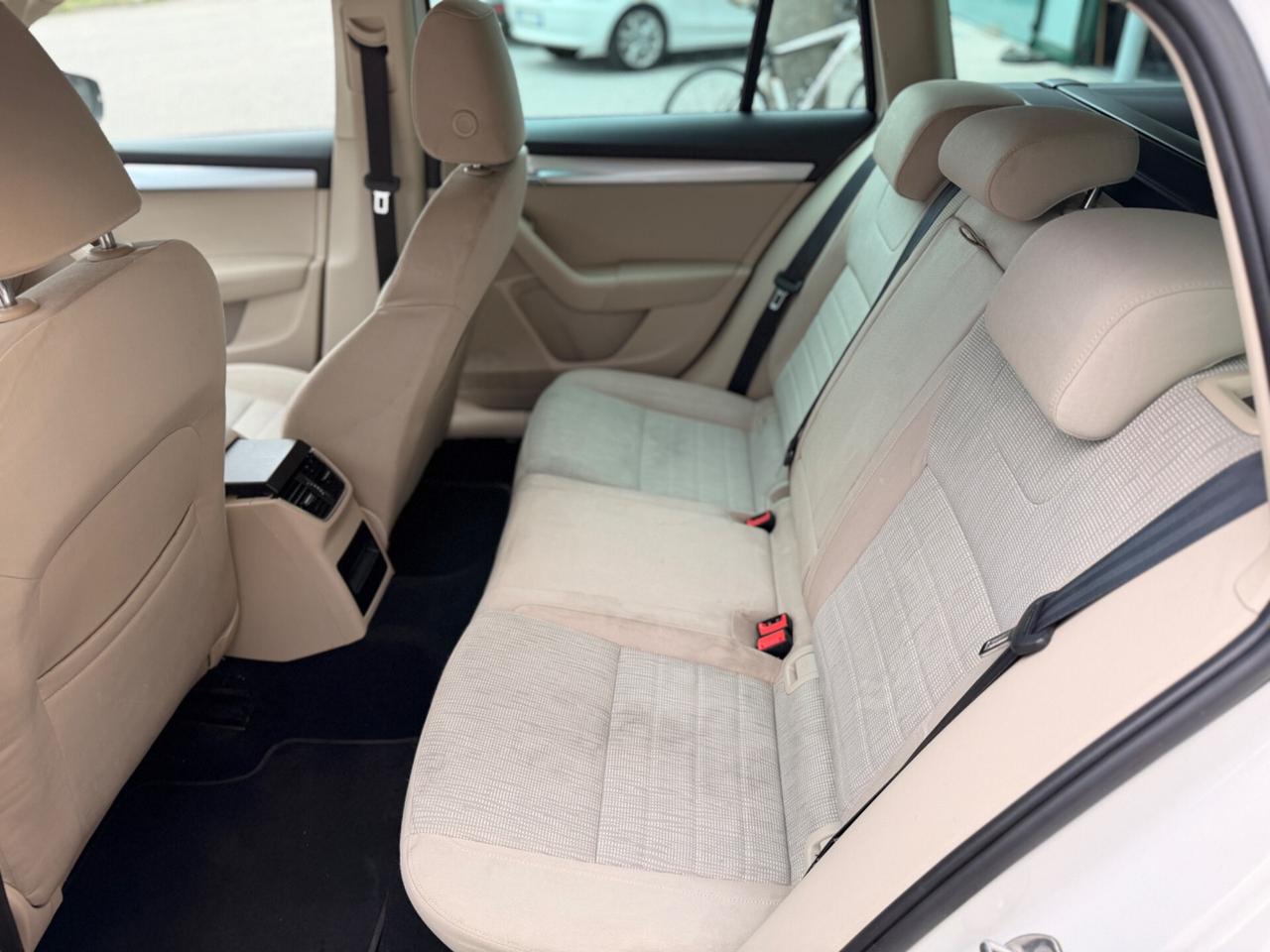 Skoda Octavia 1.6 TDI CR 105 CV DSG Elegance
