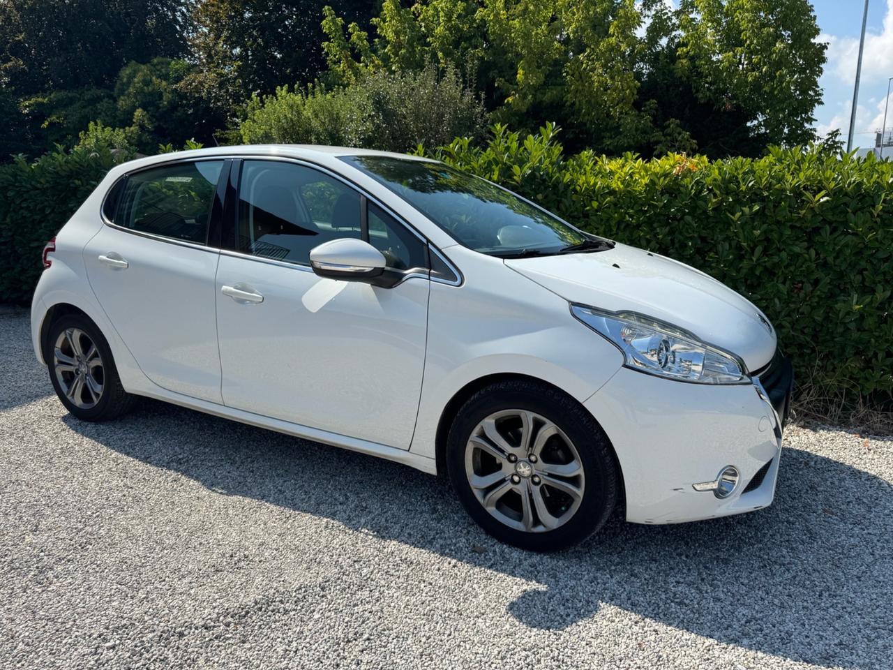 Peugeot 208 1.4 HDi 68 CV 5 porte Allure