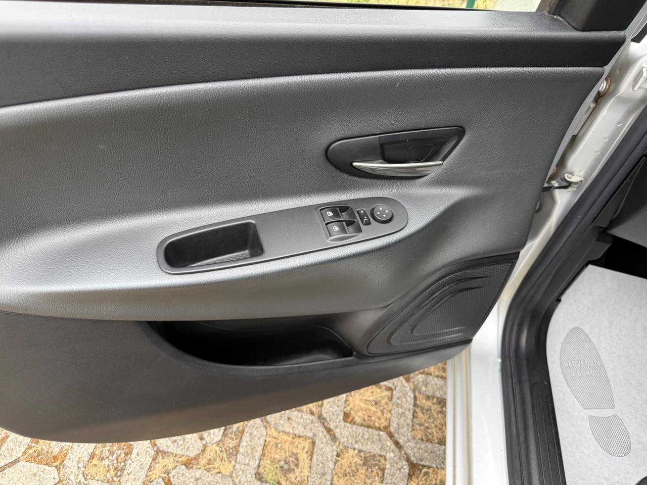 Lancia Ypsilon 0.9 TwinAir 85 CV 5P S&S DFN Automatik Platinum