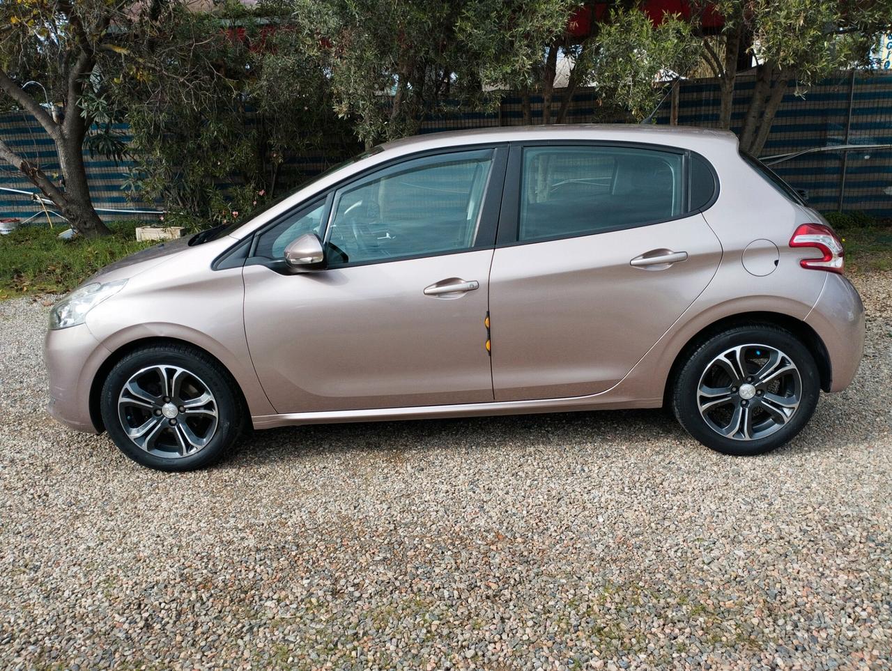 Peugeot 208 1.4 HDi 68 CV 5 porte Allure