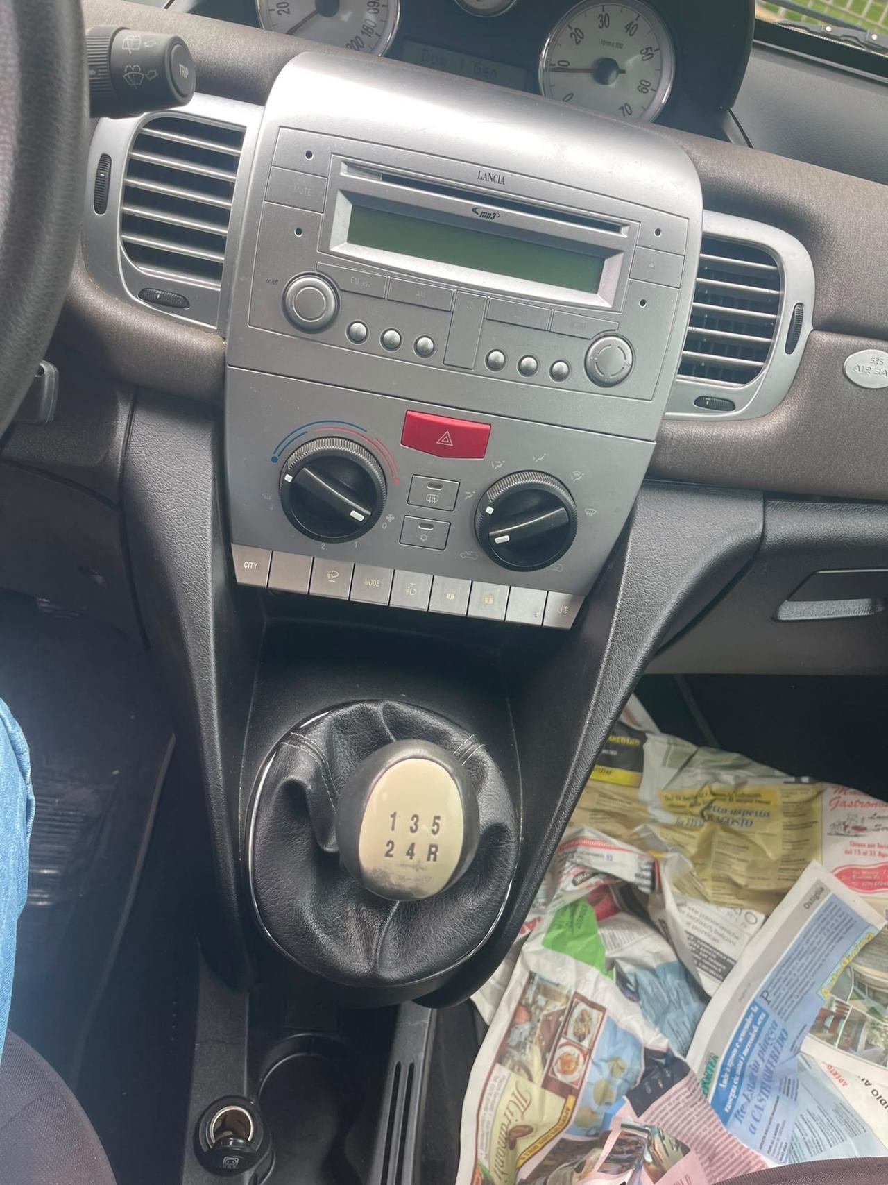 Lancia Ypsilon 1.3 MJT 75 CV Versus