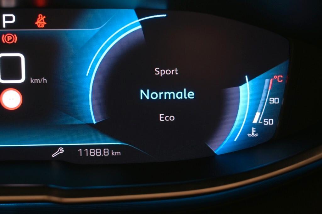 PEUGEOT 3008 1.5 BLUEHDI 130CV EAT8 SeS ALLURE ( FARI LED - I-COCKPIT - CRUISE - NAVI - MIRROR - PDC - TELECAMERA POST. - CERCHI 18 )