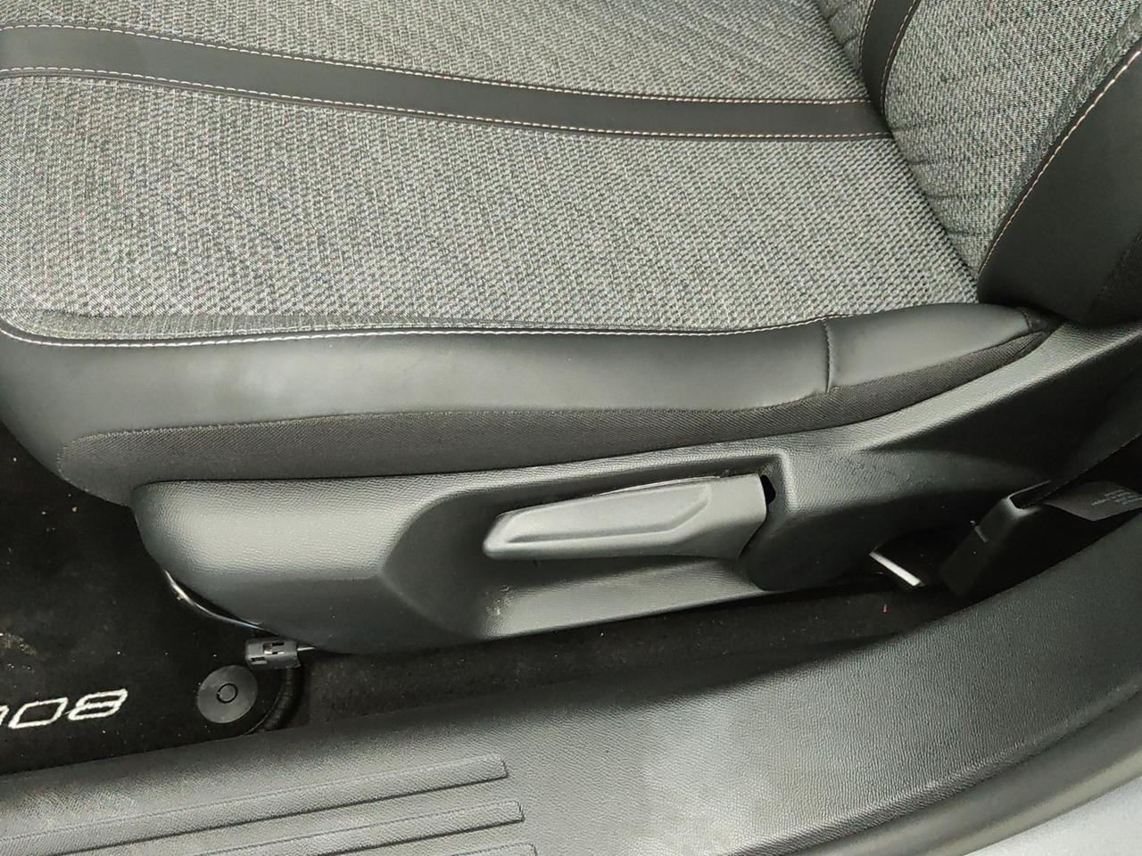 PEUGEOT 2008 II 2023 1.2 PURETECH 100CV ALLURE