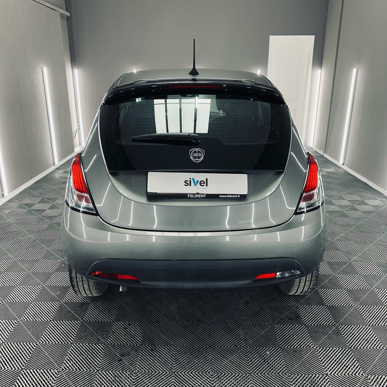 Lancia Ypsilon 1.0 FireFly 5 porte S&S Hybrid Silver