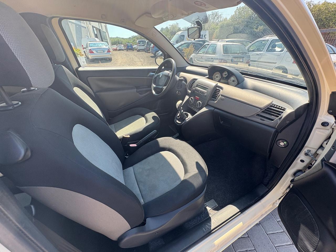 Lancia Ypsilon 1.2 fire