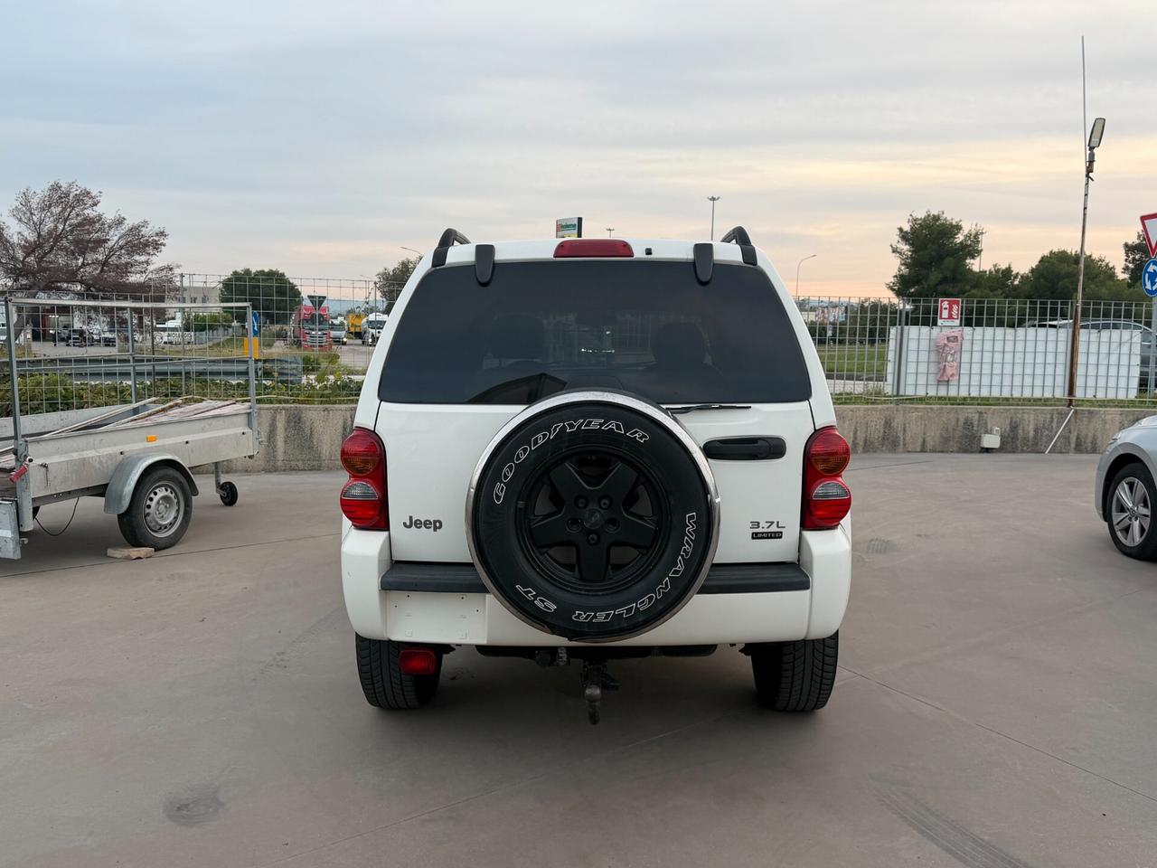 Jeep Liberty 3.7 V6 4X4 automatico 212cv