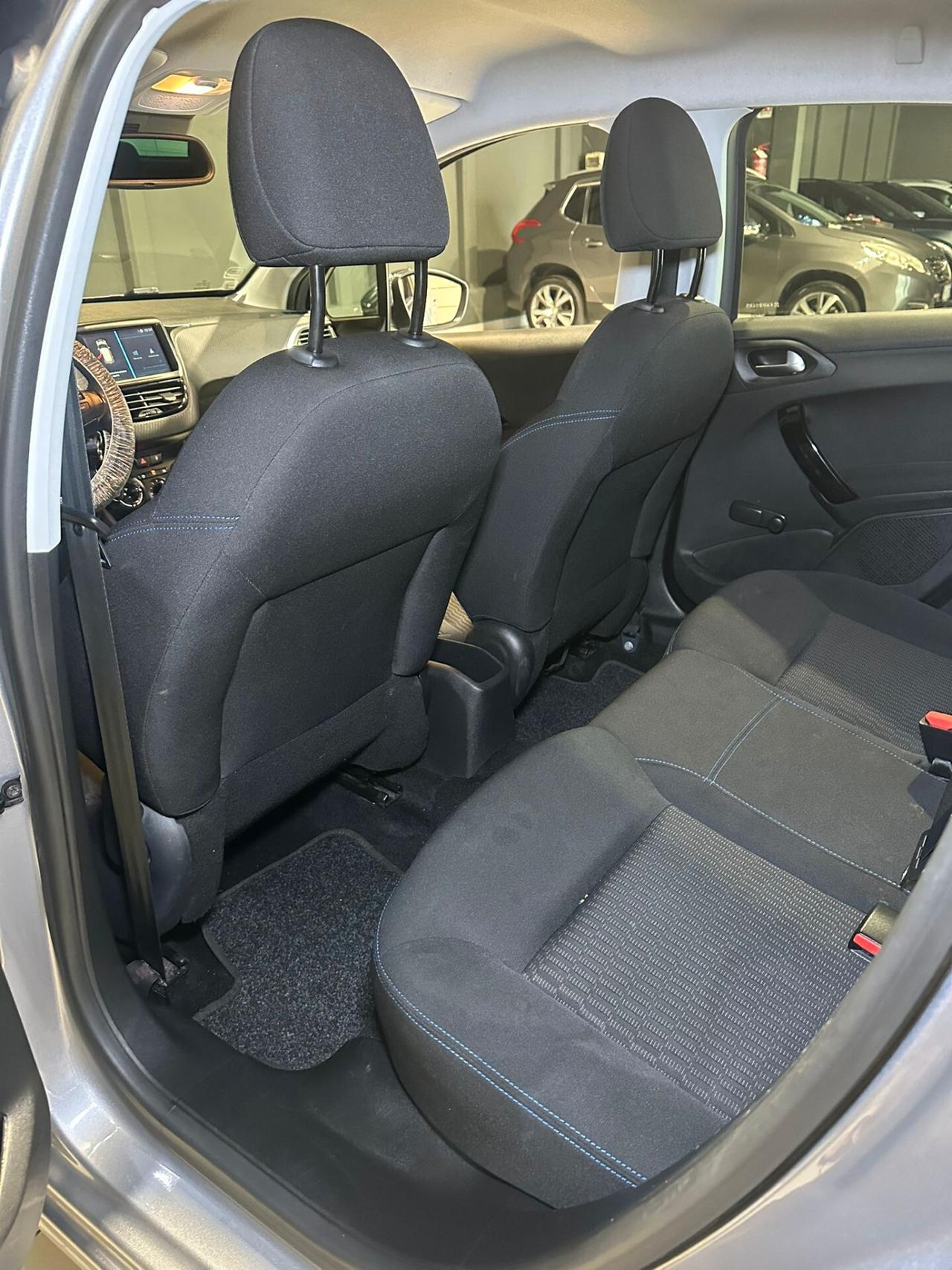 Peugeot 208 PureTech 82 S&S 5P Signature