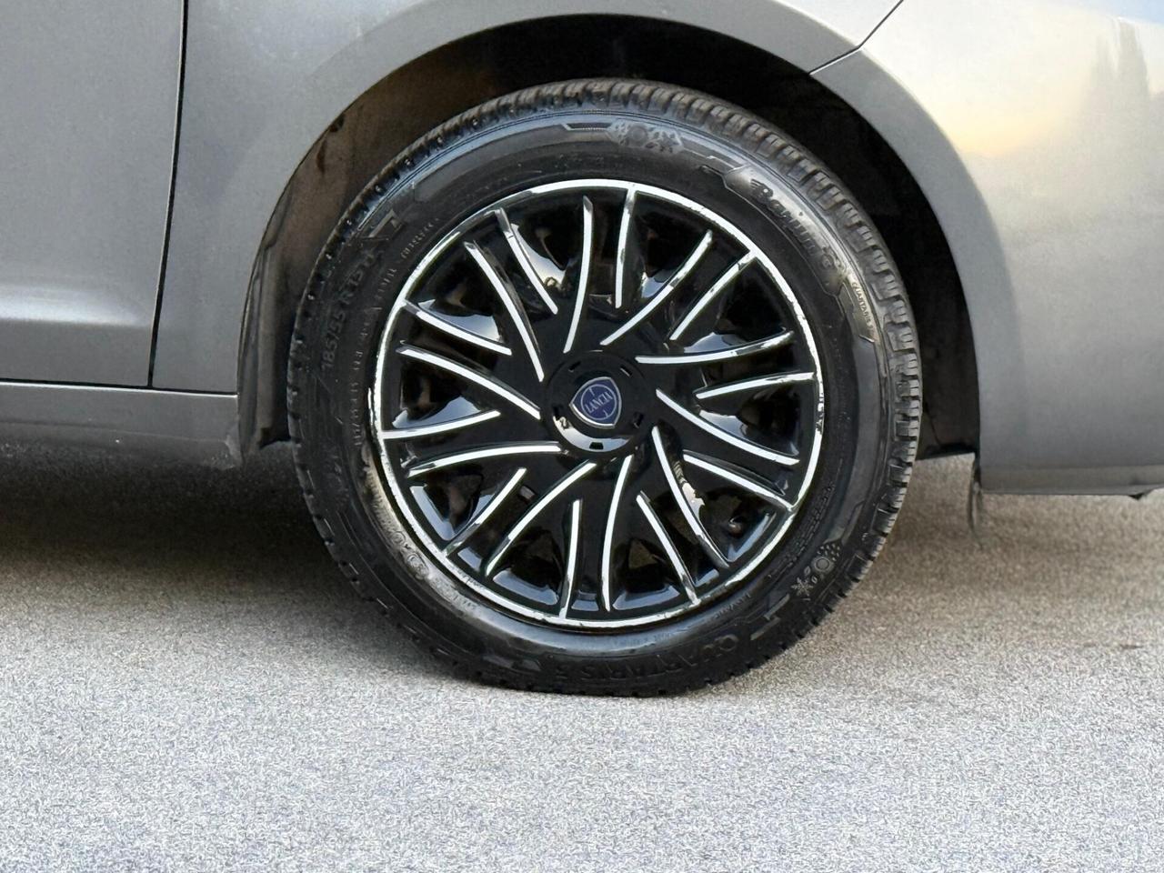 Lancia Ypsilon 1.0 FireFly S&S Hybrid Silver