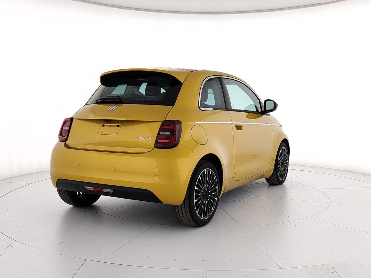 Fiat 500 Berlina Hybrid La Prima