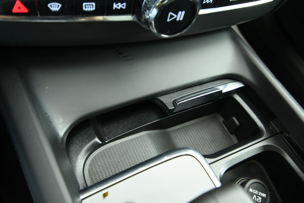 VOLVO XC60 2.0 b4 Momentum awd auto CAMERA+APP CONNECT+FULL LED