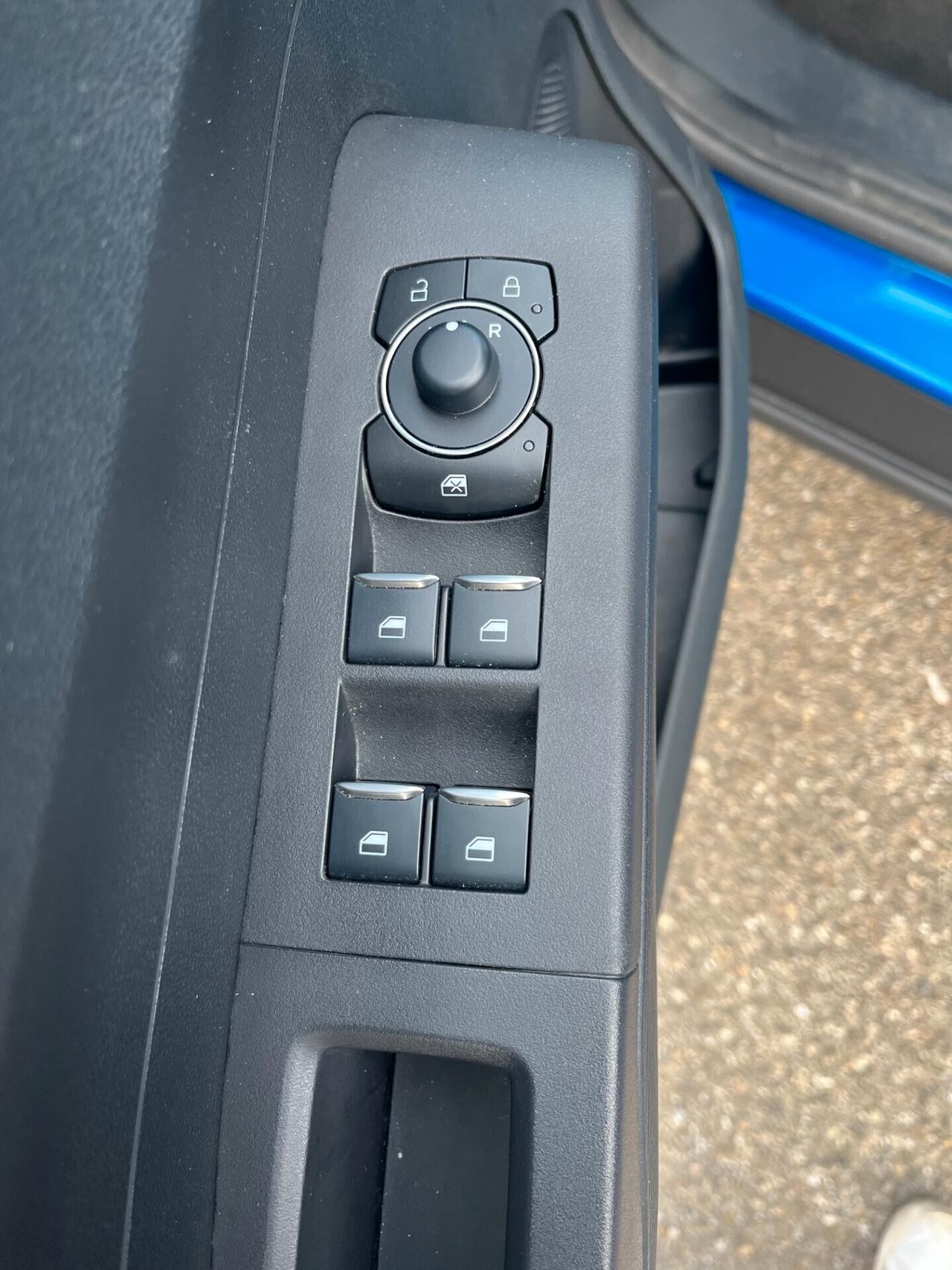 Ford Tourneo Courier 1.0 EcoBoost Titanium