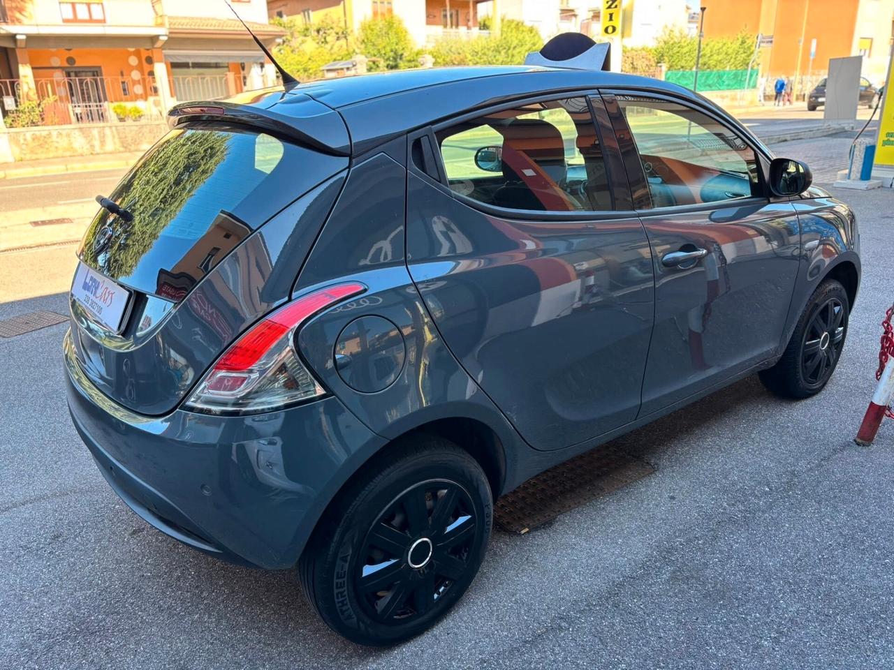 Lancia Ypsilon 0.9 TwinAir 85 CV 5 porte Metano Ecochic Gold NEOPATENTATI