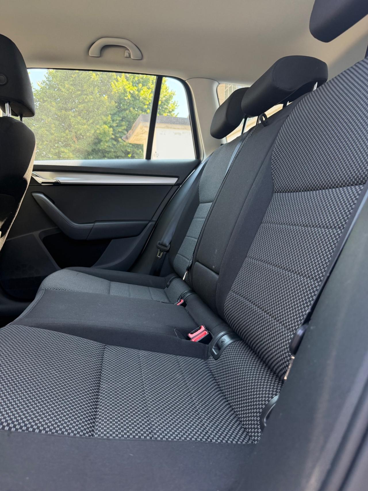 Skoda Octavia 1.6 TDI CR 105 CV DSG Elegance