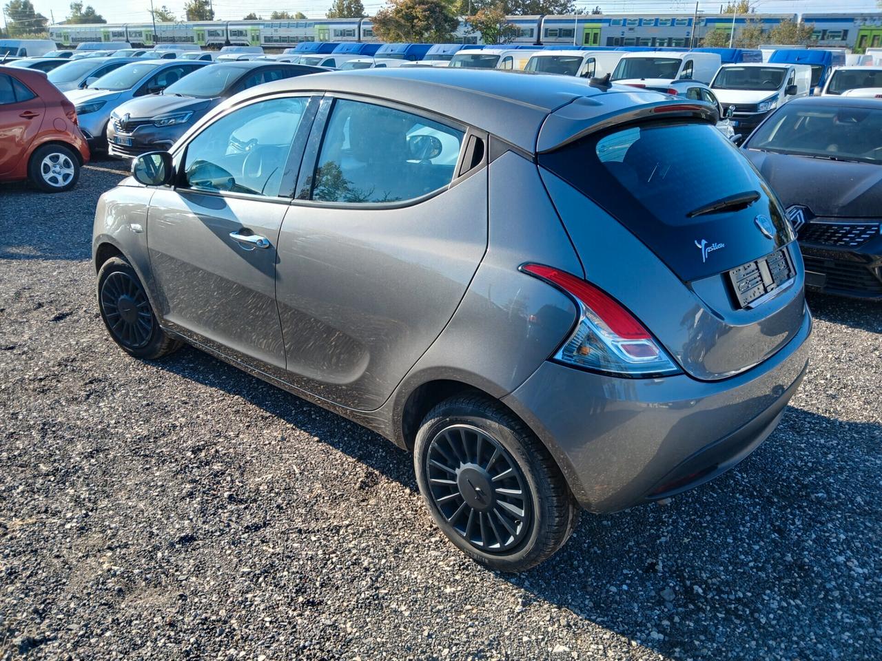 Lancia Ypsilon 1.0 FireFly S&S Hybrid Ecochic Silver