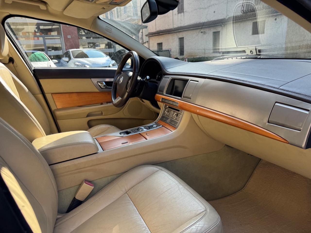 Jaguar XF 2.7D V6 Premium Luxury