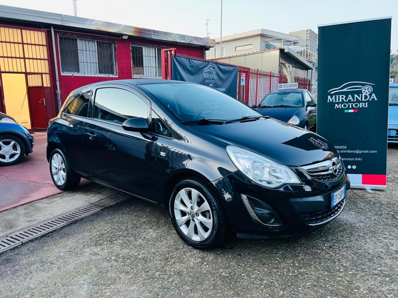 Opel Corsa 1.2 3 porte b-color