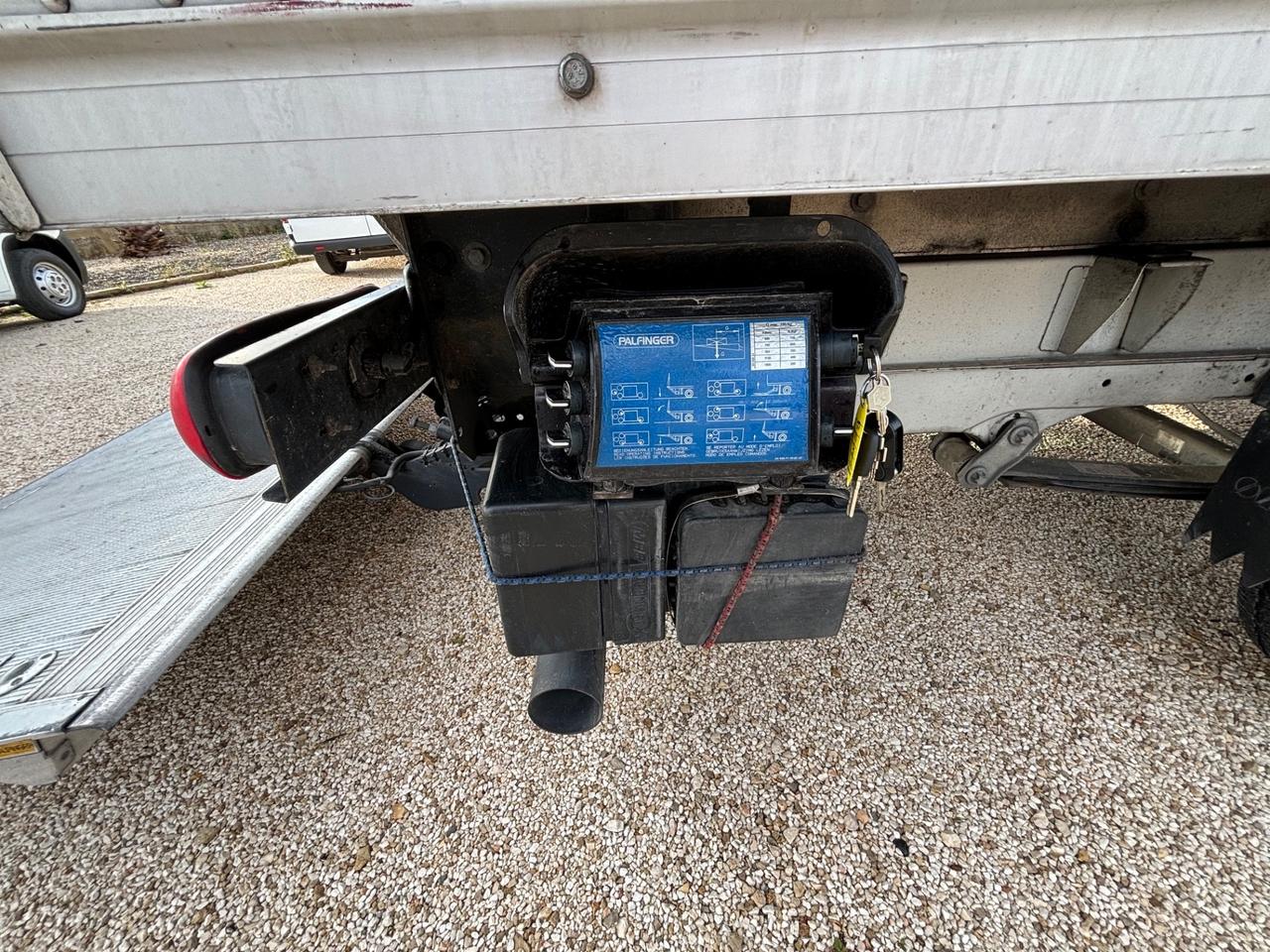 Peugeot Boxer con cassa in alluminio e sponda idraulica