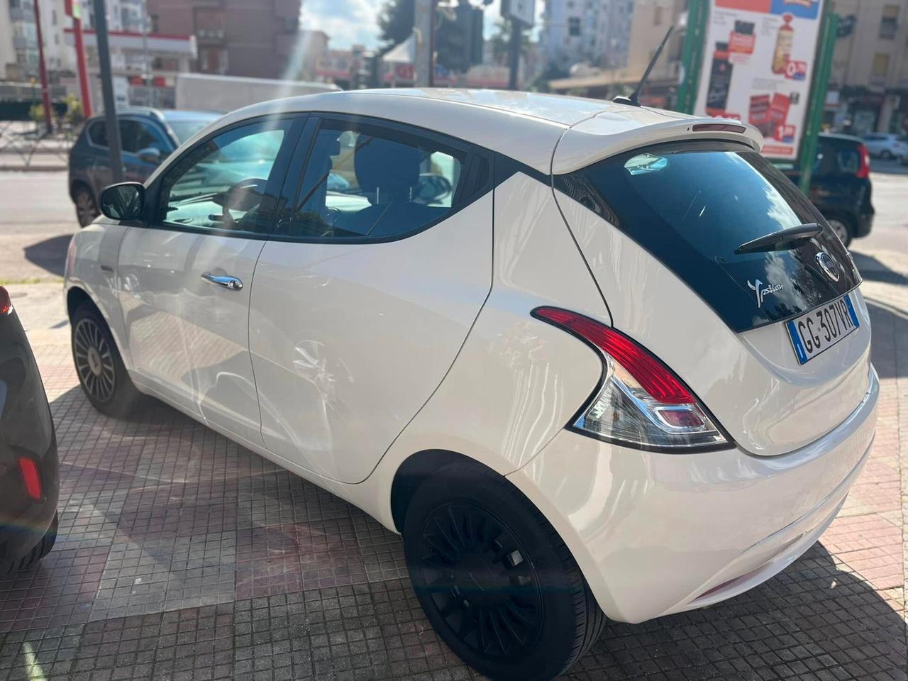 Lancia Ypsilon 1.0 FireFly 5 porte S&S Hybrid Ecochic Silver