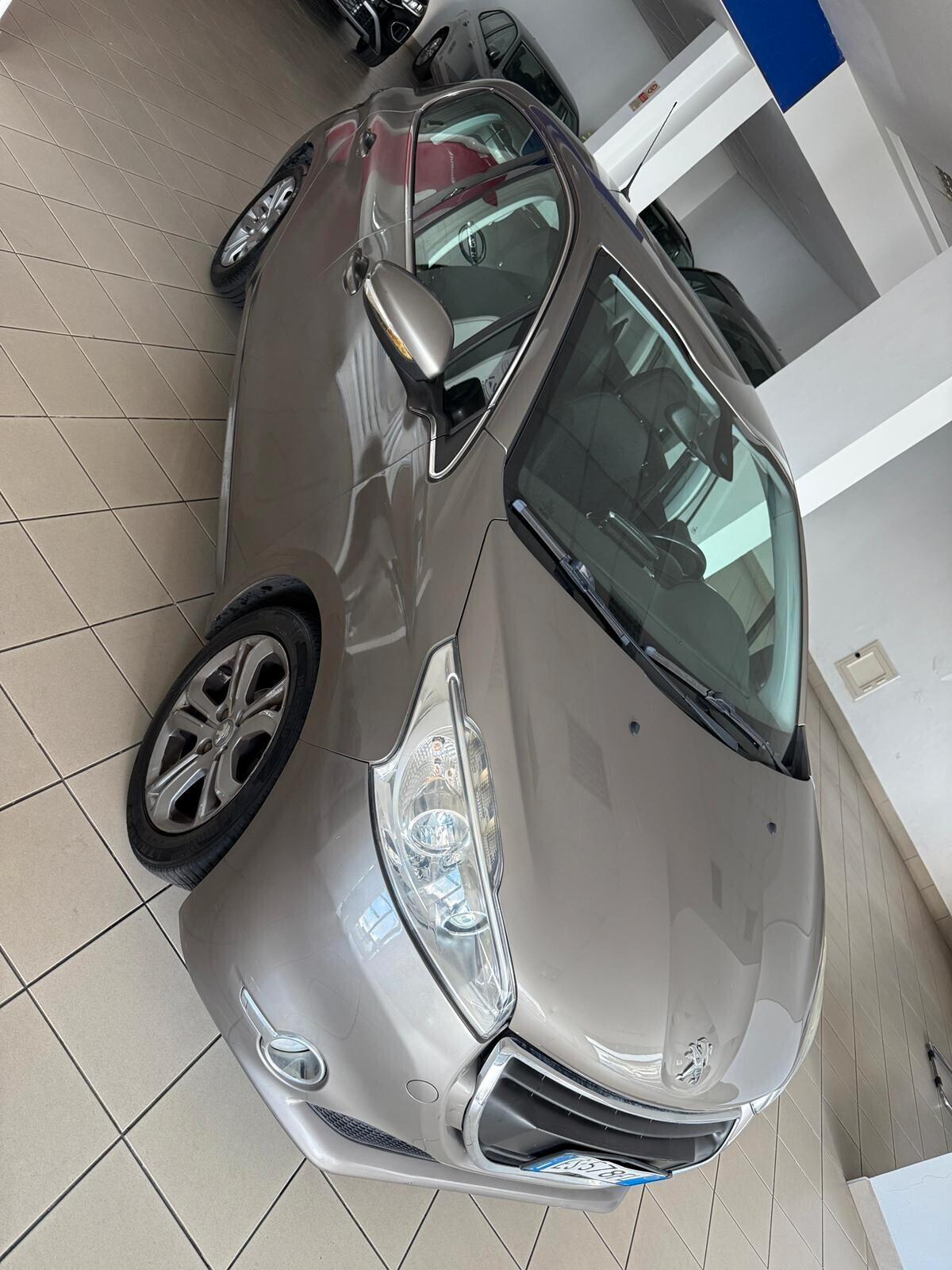 Peugeot 208 1.4 HDi 68 CV 5 porte Allure