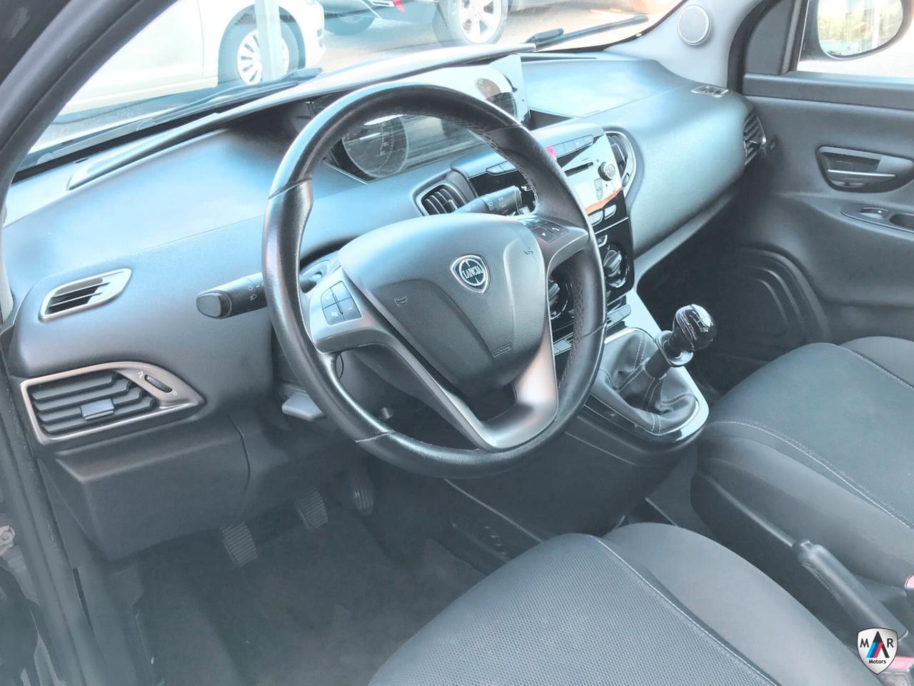 Lancia Ypsilon 1.2 69 CV 5 porte S Momodesign