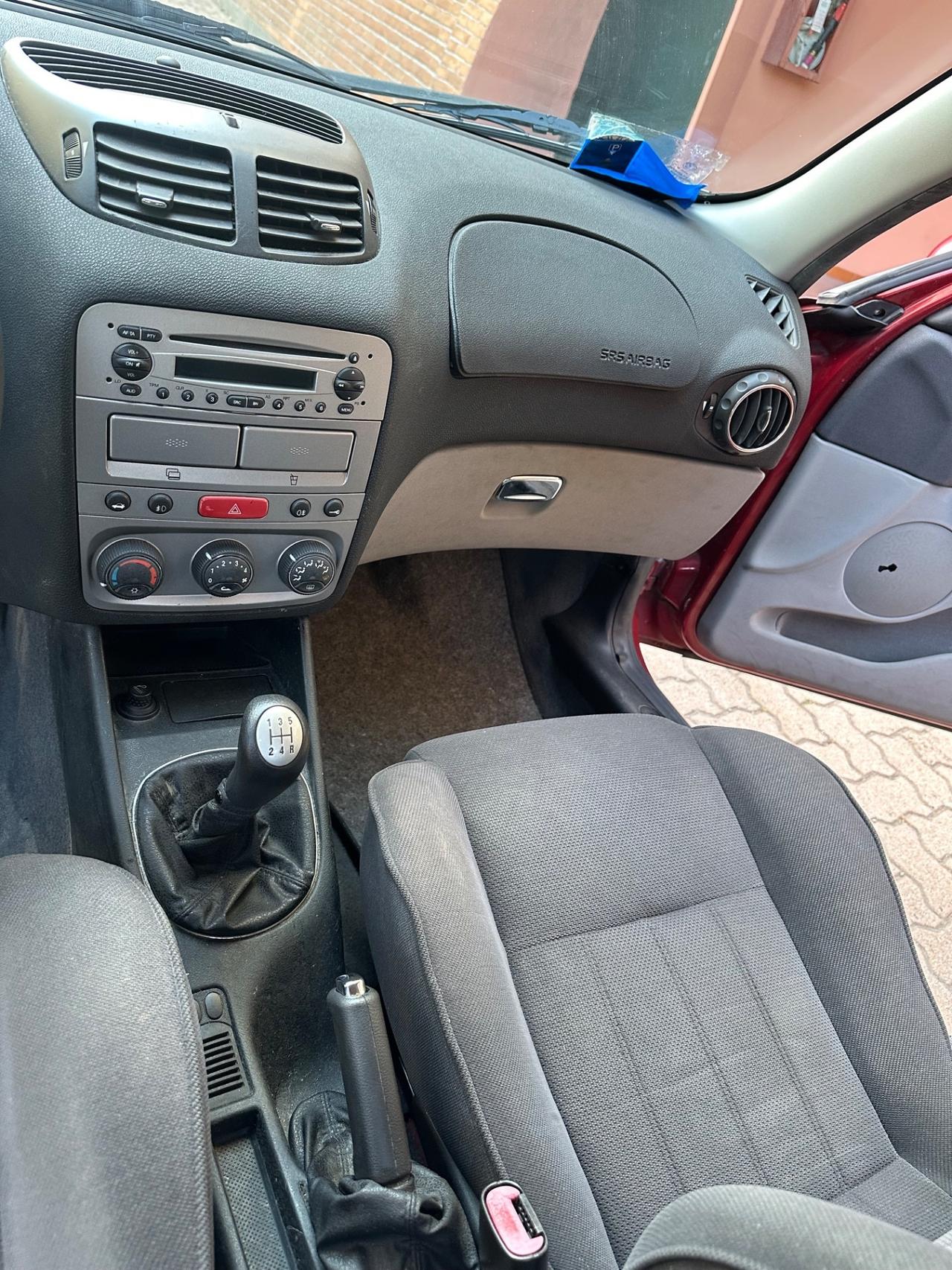 Alfa Romeo 147 1.6i 16V Twin Spark cat 5p. Distinctive