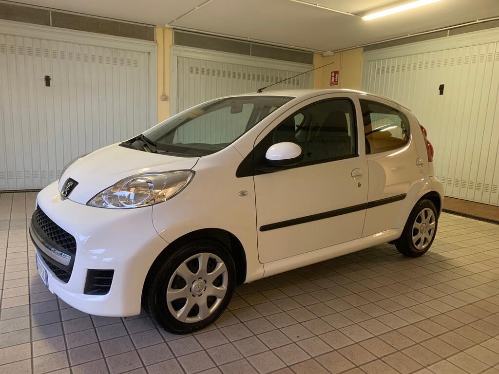 Peugeot 107 1.0 68CV 5p. 5.400 KM !!!!