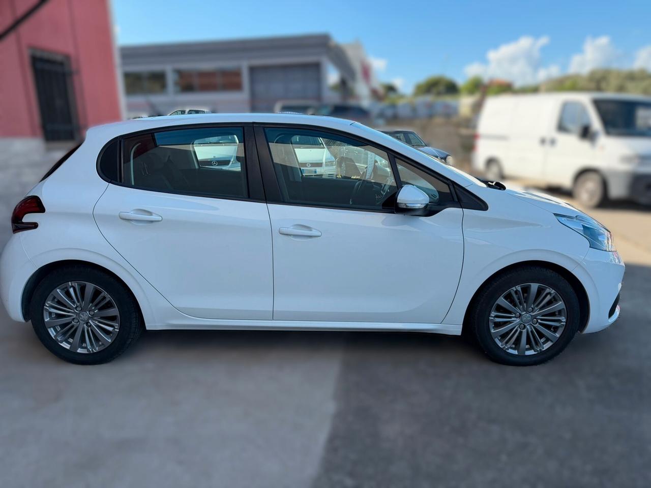 Peugeot 208 1.2 PureTech 5p 2017 UNIPRO 67000km!!!