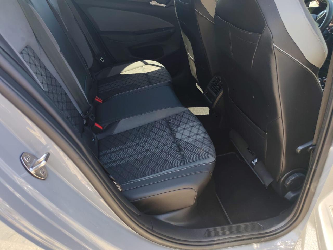Volkswagen Golf 1.5 eTSI 150 CV EVO ACT DSG R-Line