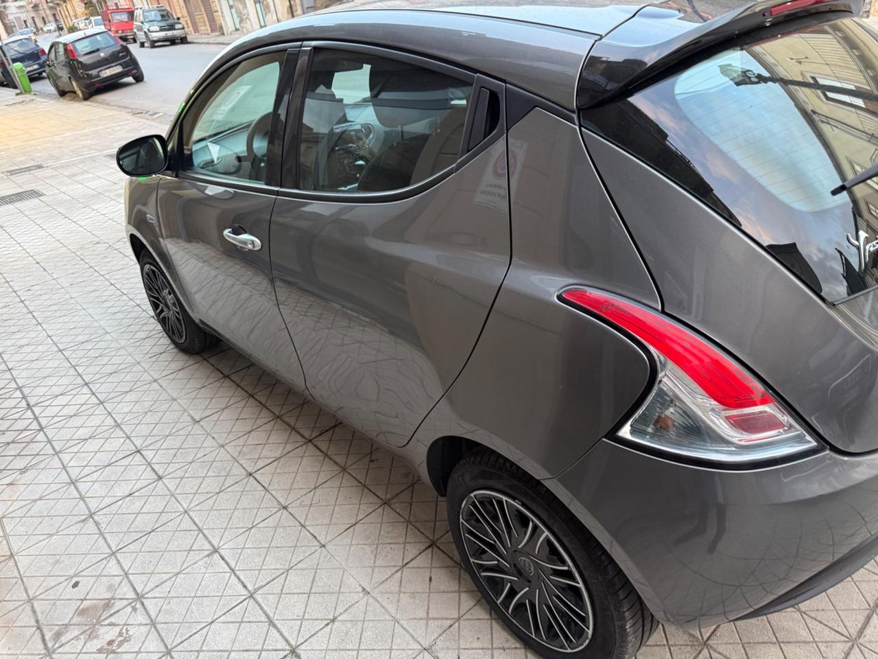 Lancia Ypsilon 1.0 FireFly 5 porte S&S Hybrid Gold