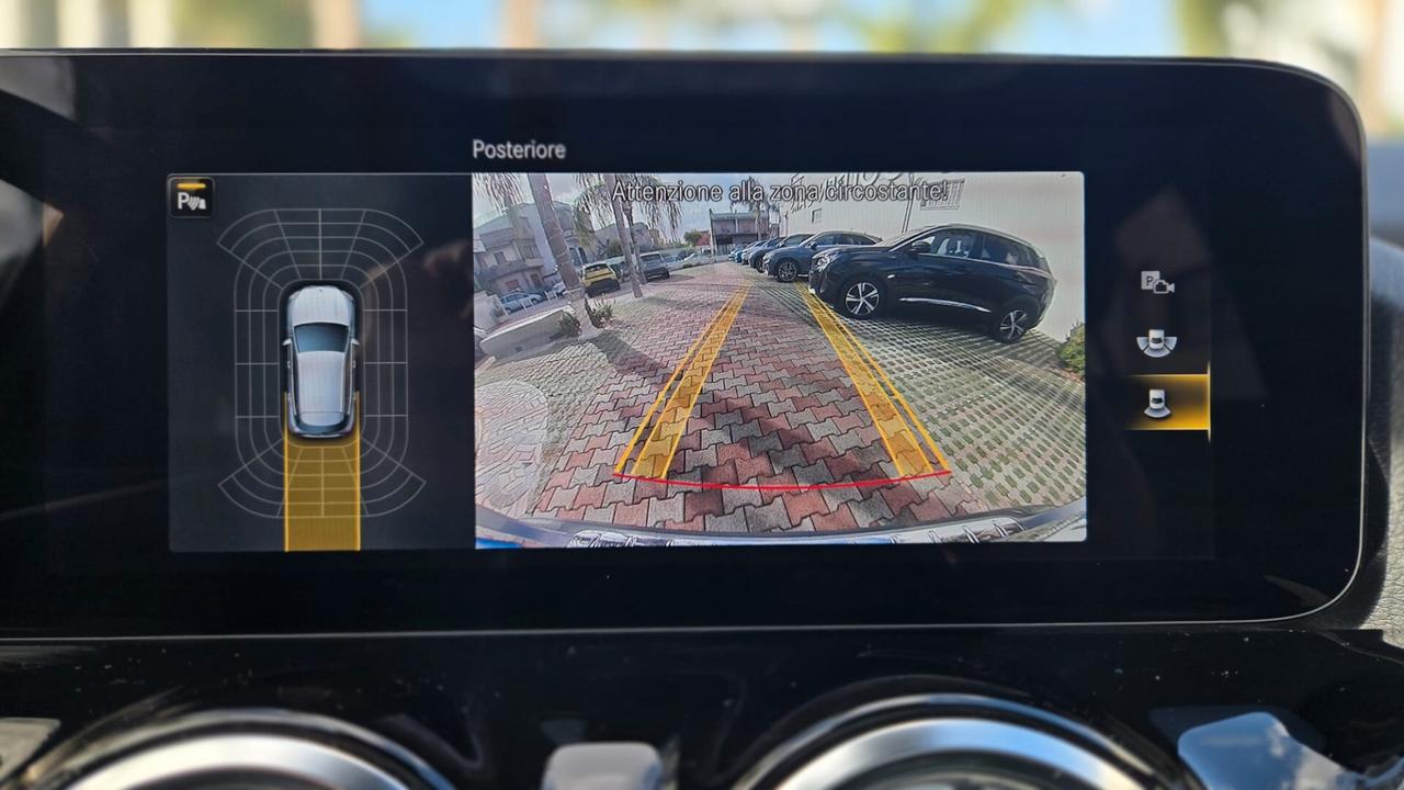 Mercedes-Benz GLA 180 d 1950 115CV Premium AMG auto Tetto Uff Italy Led USB